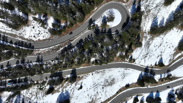 チロルのGaichtpassで車とタイトカーブのドローンで空中撮影 — ストック写真