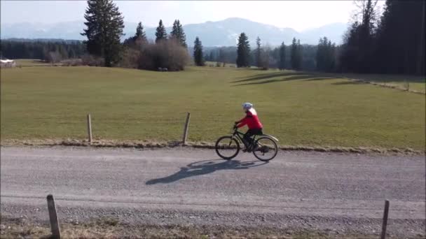 봄철에 흙길에서 자전거를 다니는 모습이 비디오 — 비디오