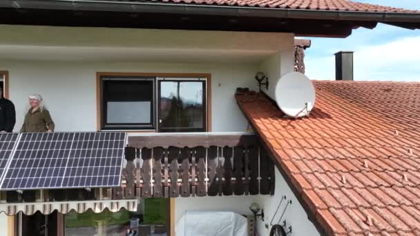 Vídeo Uma Mulher Seu Marido Desfrutando Nova Instalação Solar Varanda — Vídeo de Stock