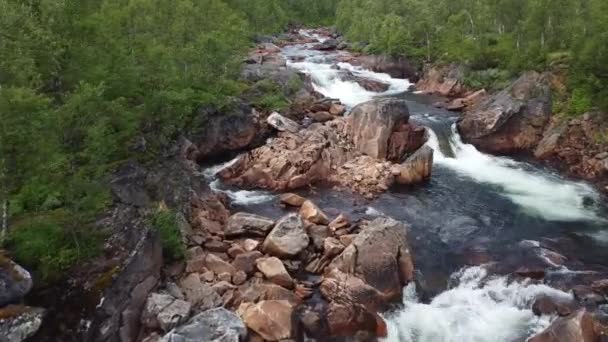 ノルウェーの山流を急ぐドローンビデオ — ストック動画