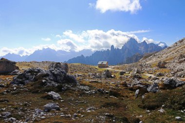 Dağ kulübesi ve Dolomitlerdeki Üç Tepe 'de yürüyüş yapanlar için barınak.
