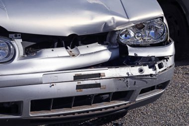 Gümüş araba trafik kazasında hasar gördü