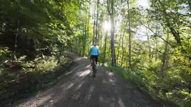 Video Kvinna Cykling Bakgrunden Solen Grusväg — Stockvideo