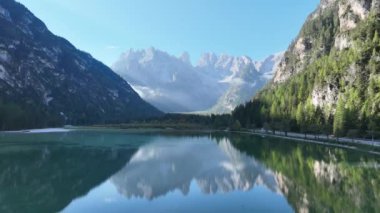 Drrensee Gölü 'nün Dolomitlerdeki İHA videosu Güney Tirol' de.