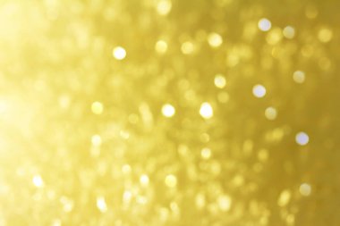 Parlak kar taneleriyle Noel altın arka planı