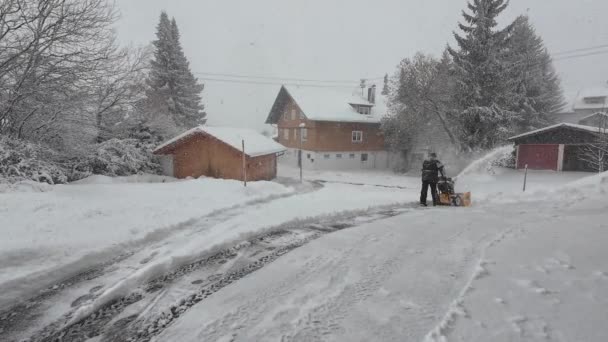Yoğun Bir Kar Yağışı Altında Bir Adam Karları Temizliyor — Stok video