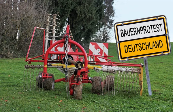 Teken Met Boer Protest Duitsland Een Geparkeerde Landbouwmachine Een Veld Rechtenvrije Stockfoto's