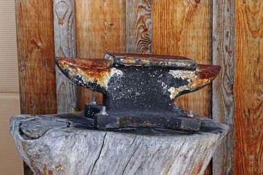 Ağaç kütüğünde paslı bir örs