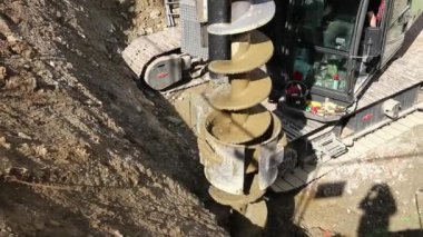 Jeotermal ve istikrar sütunu delmek için büyük bir matkap videosu