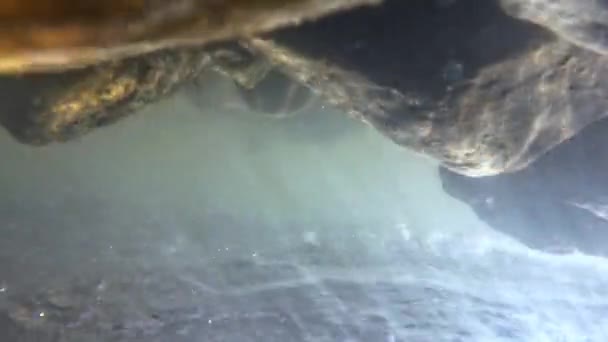 水流中带有石头和太阳光的溪流的水下录像 — 图库视频影像