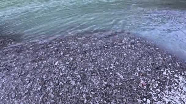 ターコイズの水と砂利の石で川のレチの銀行のビデオ — ストック動画