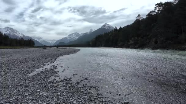 オーストリアのティロルにあるレチ渓谷の山々とのリーチのビデオ — ストック動画