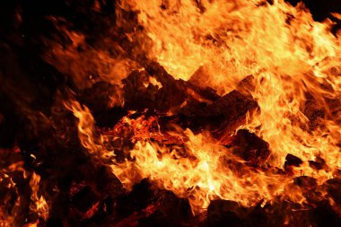 Büyük, güçlü bir ateş her şeyi yakar.