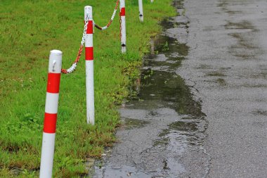 Bariyeri olan yağmura bulanmış bir yol