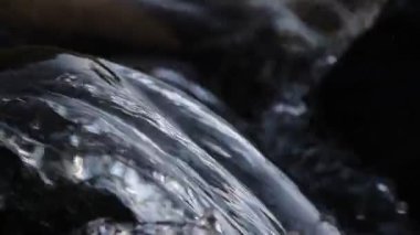 Bir derenin akan suyunun videosu