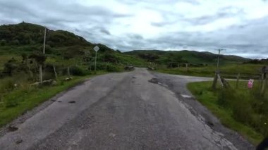 İskoçya 'da koyunlarla dolu tek bir patika yolu videosu.