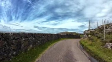 İskoçya 'nın batı kıyısındaki Ardnamurchan Deniz fenerine sürüş videosu