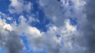 Rüzgarlı bir günde beyaz ve gri bulutlu mavi gökyüzünün hızlandırılmış videosu