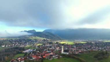 Pfronten ve Allgu Alpleri 'nin güneş batarken çekilmiş İHA videosu.