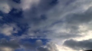 Birçok bulutun karanlık yağmur bulutlarına dönüşmesinin hızlandırılmış videosu