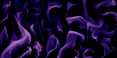 Mor bir yangından çıkan çeşitli alevler siyah bir arkaplana karşı