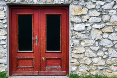 Kırmızılı ve siyahlı taş bir evin eski kapısı. Ayrıca Almanya 'daki bir Groko için sembolik bir fotoğraf.