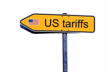 Amerikan gümrük vergileri ve Amerikan bayrağı yazan bir tabela.