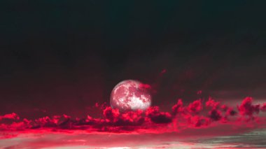 Pembe bulutlarla gün batımında yükselen dolunay