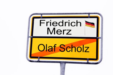Friedrich Merz ile Alman yol tabelası ve Olaf Scholz 'un üstünü çizmişler.