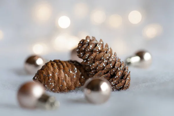 Weihnachten Hintergrund Mit Tannenzapfen Schnee Und Kugeln — Stockfoto