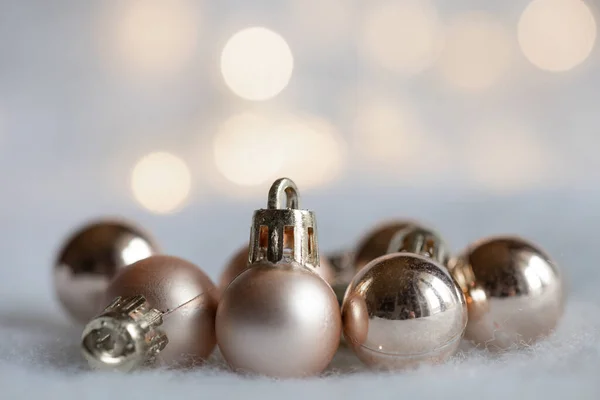 松のコーン 雪とボールとクリスマスの背景 — ストック写真