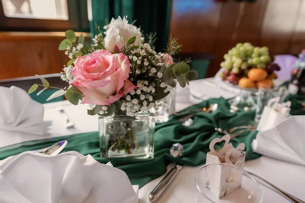 Decorating Wedding Table Restaurant — Stock Photo, Image