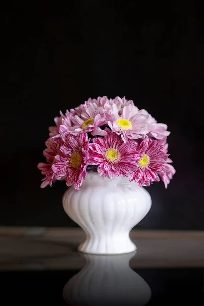 Bouquet Chrysanthèmes Sur Fond Noir — Photo
