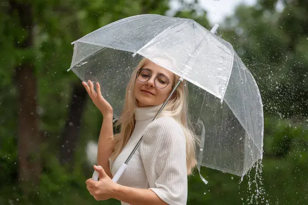 Junge Frau Unter Regenschirm Bei Regenwetter — Stockfoto