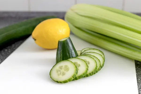 ダイエットスムージーのための緑の野菜のセット ストックフォト