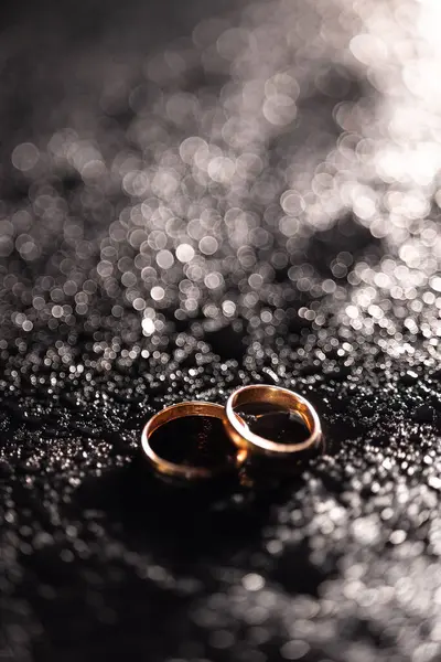 黑色背景的订婚戒指 图库图片
