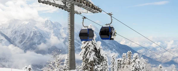 Nowa Nowoczesna Przestronna Gondola Wyciągów Narciarskich Kabiny Śnieżnym Drzewie Leśnym — Zdjęcie stockowe
