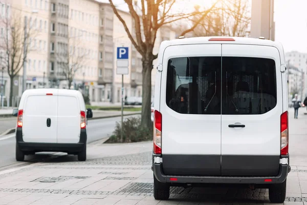 Liten Lastbil Parkerad Centrala Europeiska Stadsdelen Medium Lastbil Minibuss Kurir — Stockfoto