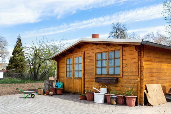 在美丽的美国或欧洲农村后院 一个漂亮的小木屋或小木屋 作为花园工具 设备和自行车的储藏室 舒适的农村庭院用品仓库 — 图库照片