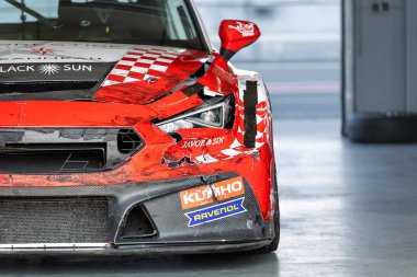 Oschersleben, Almanya, 9 Nisan 2023: Tırmalanmış kırmızı tampon yarışı Cupra Cupra Leon Yarış Arena garaj pisti. Avrupa Otomobil Sporları Yarışması.