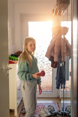 Sevimli, ciddi, 10 yaşında bir çocuk. Uzun sarı saçlı, aynanın yanında saç fırçası olan bir çocuk. Gün doğumunda pencerenin önünde parlak güneş ışığına karşı. Bağımsız bir çocuk okula gitmek için hazırlanıyor..