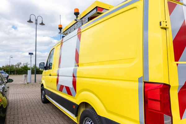 Sarı Kargo Eskortu Trafik Arabasının Çatısına Dijital Tabela Monte Edildi — Stok fotoğraf
