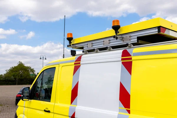 Sarı Kargo Eskortu Trafik Arabasının Çatısına Dijital Tabela Monte Edildi — Stok fotoğraf