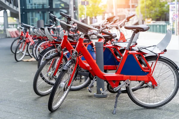 Closeup Δείτε Πολλά Κόκκινα Ποδήλατα Πόλης Σταθμευμένα Στη Σειρά Στο — Φωτογραφία Αρχείου