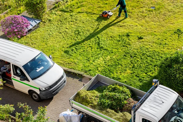 전문적 잔디밭은 테티스와 서비스업을 경작하고 도시의 정원사 Lawnmower Team Worker — 스톡 사진