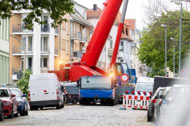 Avrupa 'nın dar arka planında çalışan ekstra ağır yük taşınabilir vinç. Teleskopik patlama ekipman taşıma inşaat sitesi kiralama hizmeti. Ağır endüstriyel makineler.