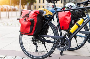 Birçok modern bisiklet seyahat valizli eski Avrupa şehir merkezi caddesinde park edilmiş ekipman. Sağlıklı ekolojik sürdürülebilir turizm aile gezisi yaşam tarzı. Bisiklet hobisi macera turu.