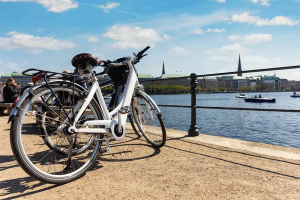 Szcenírozott Kilátás Két Modern Kerékpár Parkolt Töltése Alster Hamburg Utcában Jogdíjmentes Stock Fotók