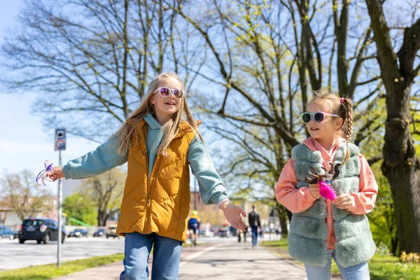 Duas Crianças Fofas Namoradas Gostam Conversa Divertida Andando Parque Rua — Fotografia de Stock