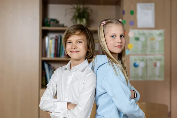 Porträtt Två Söta Kaukasiska Unga Blonda Små Klasskamrat Vänner Barn — Stockfoto